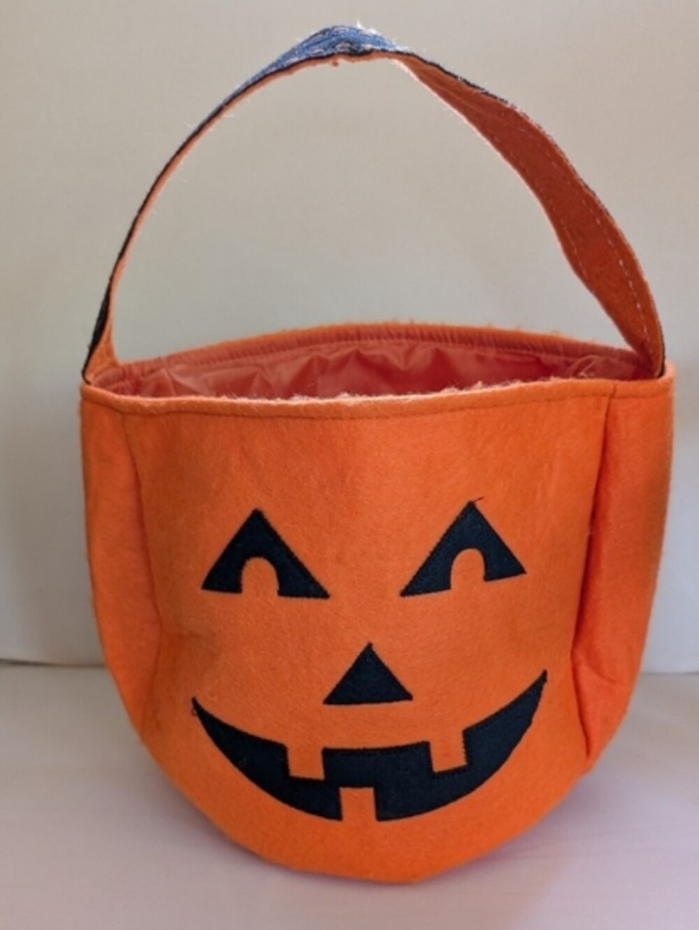 Sur la table "Trick or Treat" Pumpkin Bag For Kids - Picture 5 of 5